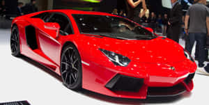 紅色林寶堅尼Aventador在車展上展示，周圍有群眾。 — 蘭博基尼 壁紙