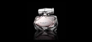 Gucci Bamboo香水瓶，銀色瓶蓋，置於黑色反光表面。