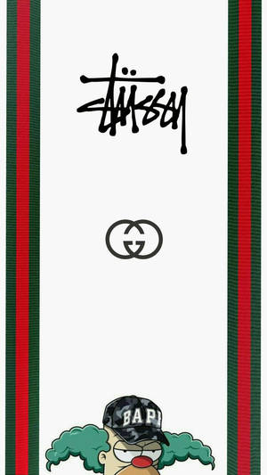 卡通小丑戴迷彩帽，在Stussy和Gucci標誌下，兩側有紅綠條紋。