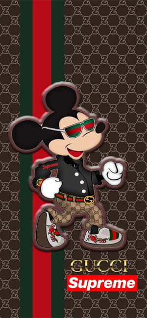 米奇老鼠佩戴Gucci Supreme品牌太陽眼鏡和鞋子，站在圖案背景前。