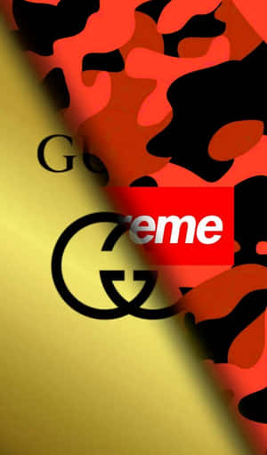 一款圖形壁紙，在迷彩和金色背景上帶有Supreme和Gucci標誌。