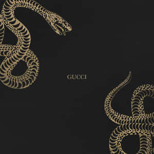 黑色皮革上的兩條金蛇與Gucci標誌