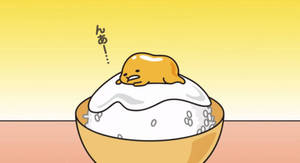 一個黃色軟糖角色帶著開心的表情在白飯碗上休息。