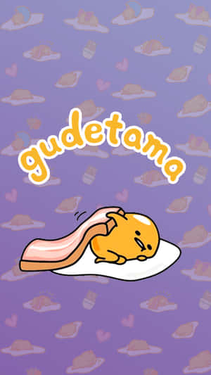 Gudetama 懶惰雞蛋角色在煙肉上休息。