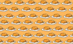 在橙色背景上，白色碟子上可愛的 gudetama 卡通雞蛋重複圖案。