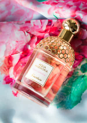 Guerlain 香水瓶在花卉布料上 — OnePlus Pad 3 壁紙