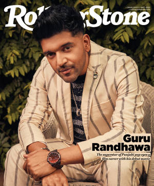 Guru Randhawa 穿著條紋米色西裝，在《Rolling Stone》雜誌封面上，背景為綠色。 — Galaxy Z Fold 5 壁紙