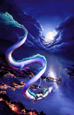 一輪滿月下，一條發光的藍色龍翱翔在海濱小鎮上空。