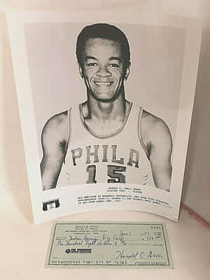 Harold C. Greer 身穿 Philly 球衣的黑白照片，下方有一張簽署的支票。 — 籃球 壁紙