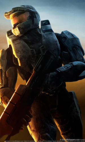 Halo Spartan穿著戰鬥裝備，在日落時分手持步槍。