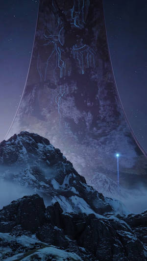 在星空下，白雪覆蓋的山脈上方有一個巨大的發光外星結構。