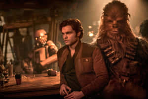 Han Solo 和 Chewbacca 坐在太空酒吧，背景中有一個機器人。 — MacBook Pro 14 壁紙