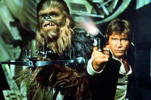 Han Solo 和 Chewbacca 在太空船內瞄準爆能槍。 — MacBook 壁紙