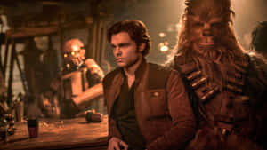 Han Solo 和 Chewbacca 坐在科幻酒吧，背景有一個機械人。 — 星際大戰 壁紙