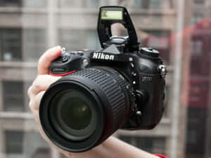 在城市環境中手持Nikon D7100 DSLR相機。