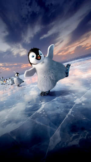 一隻企鵝BB喺黃昏時分，以其他企鵝做背景，喺冰上溜冰。