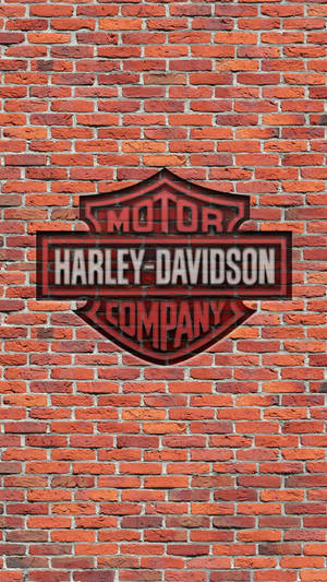 紅磚牆上的 Harley-Davidson 標誌