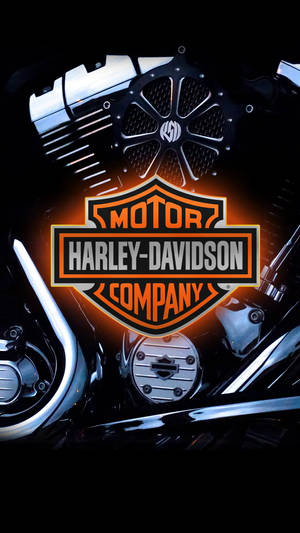 Harley-Davidson 標誌在黑色背景下的電單車引擎上發光。 — 哈雷戴維森 壁紙