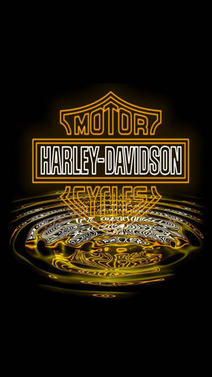 Harley-Davidson 標誌倒映在黑色背景上的漣漪金色液體中。 — 哈雷戴維森 壁紙
