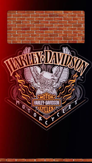 Harley-Davidson 標誌配以鷹和火焰在磚牆背景上。