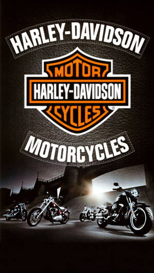 聚光燈下的 Harley-Davidson 電單車及品牌標誌