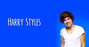Harry Styles 著住白色T恤喺藍色背景上微笑，佢個名用白色寫出嚟。 — 哈利波特 美學 GIF 壁紙