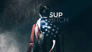 被美國國旗包裹的人在雨中，文字 SUP BITCH