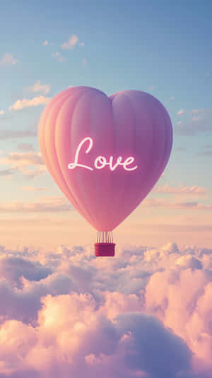 粉紅色心形氣球帶有love字樣，飄浮在雲層之上，日落時分