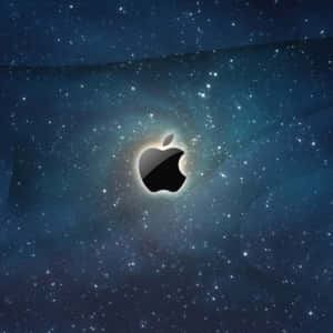 Apple標誌在星光宇宙場景中發光，伴隨著旋轉星雲。 — iPad Pro 壁紙