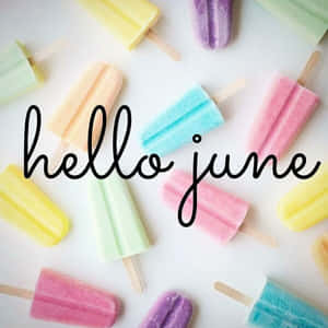 帶有 'hello june' 文字的粉彩雪條，營造夏日氛圍。
