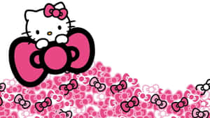 Hello Kitty 喺粉紅色蝴蝶結嘅山丘上探出頭嚟。