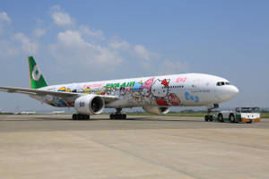 Hello Kitty主題飛機在機場停機坪上，藍天白雲