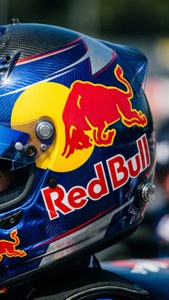帶有 Red Bull 標誌和文字的藍色賽車頭盔
