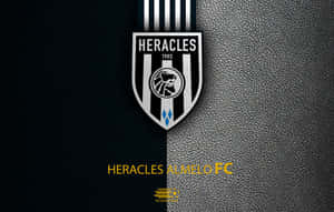 Heracles Almelo FC 標誌，黑色和灰色皮革背景，附有球隊名稱。 — OLED 壁紙