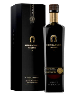 Herradura Legend龍舌蘭酒瓶子和包裝，帶有金色點綴。