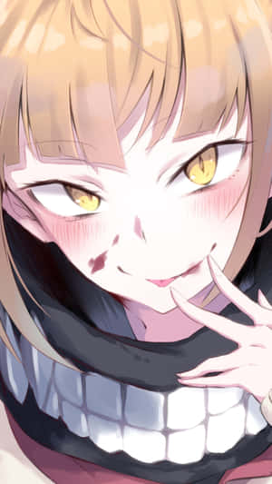 金髮黃眼的動漫女孩拿著一個巨大的露齒笑容。