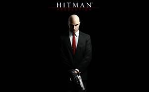 Hitman角色穿著黑色西裝，手持手槍，背景黑暗。