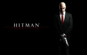 Hitman角色穿著黑色西裝在黑暗背景上拿著手槍。