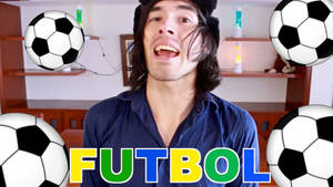 男人與漂浮的足球和色彩繽紛的futbol文字一起大笑。 — 搞笑 壁紙