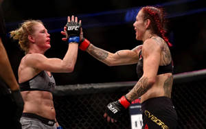 兩名女性MMA拳手在UFC八角籠內比賽後擊掌。 — AMOLED 壁紙