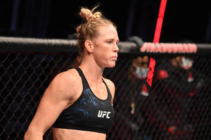 八角籠內穿著UFC裝備的女性MMA拳手。 — 動漫打鬥 壁紙
