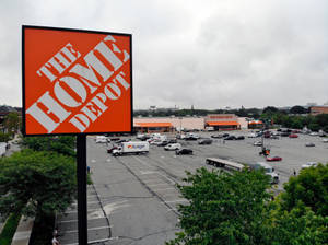 Home Depot商店，停車場在多雲的天空下停滿了車輛。