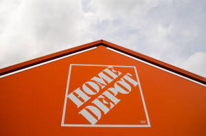 多雲天空下橙色屋頂上的Home Depot商店標誌