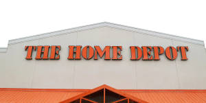 Home Depot店面，橙色屋頂和標誌映襯著灰色的天空。