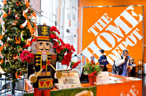 Home Depot商店內的節日胡桃夾子和聖誕樹。