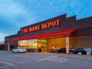 黃昏時分的Home Depot商店外觀，停有汽車和發光招牌。