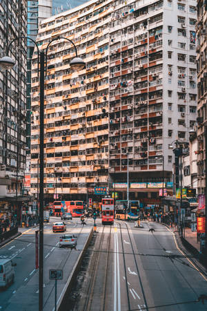 繁忙的香港街道，有紅色電車和密集的高層建築。