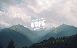 山脈上覆蓋著鼓舞人心的文字，寫著「Your name is hope inside me」。