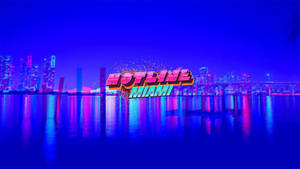 夜間發光的城市天際線上的霓虹燈「Hotline Miami」標誌。