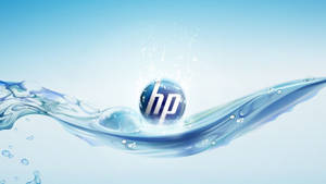 HP 標誌被流動的水和氣泡包圍。